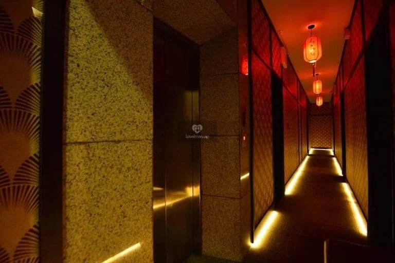 Коридор с красными фонарями — Sakura spa Дананг